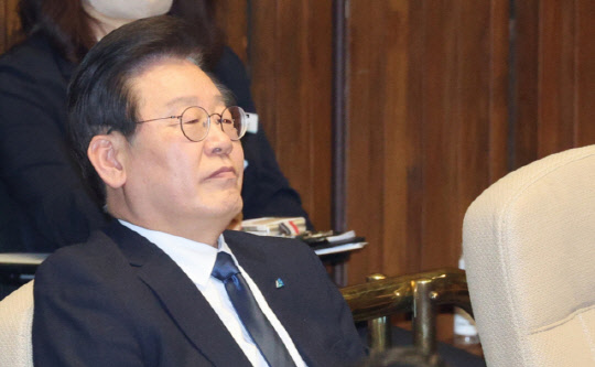 이재명 더불어민주당 대표가 지난달 27일 오후 국회에서 열린 본회의에서 본인의 체포동의안 부결 결과를 듣고 있다. 앞서 검찰은 지난 16일 위례 신도시·대장동 개발 특혜와 성남FC 후원금 의혹 등과 관련, 이 대표에 대한 구속영장을 청구했고, 법원은 이튿날 검찰에 체포동의 요구서를 보냈다. <연합뉴스>